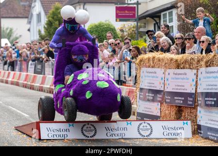 Großer Dunmow, Essex, Großbritannien. April 2023 30. Rund sechzig Teams haben am vierten Great Dunmow Soapbox Race teilgenommen. Die unmotorisierten Wagen der Teams werden von der Startlinie über Sprünge bis zu einem zeitgesteuerten Ziel geschoben. Die Wagen variieren von einfachen bis hin zu aufwändigeren. Little Monsters Wagen Stockfoto