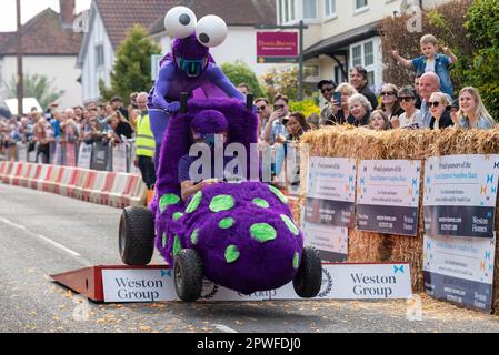 Großer Dunmow, Essex, Großbritannien. April 2023 30. Rund sechzig Teams haben am vierten Great Dunmow Soapbox Race teilgenommen. Die unmotorisierten Wagen der Teams werden von der Startlinie über Sprünge bis zu einem zeitgesteuerten Ziel geschoben. Die Wagen variieren von einfachen bis hin zu aufwändigeren. Little Monsters Wagen Stockfoto