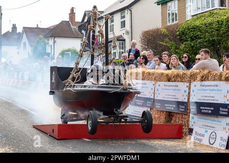 Großer Dunmow, Essex, Großbritannien. April 2023 30. Rund sechzig Teams haben am vierten Great Dunmow Soapbox Race teilgenommen. Die unmotorisierten Wagen der Teams werden von der Startlinie über Sprünge bis zu einem zeitgesteuerten Ziel geschoben. Die Wagen variieren von einfachen bis hin zu aufwändigeren. Piraten der Karibik-Karre Stockfoto