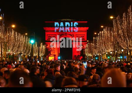 Paris, Frankreich - 1. Januar 2023 : auf der Champs Elysées in Paris versammelten sich viele Besucher, um den Übergang zur 2023 mit einem Feuerwerk über dem Arc zu feiern Stockfoto