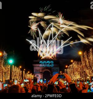 Paris, Frankreich - 1. Januar 2023 : Silvester Feuerwerk über dem Triumphbogen auf der Champs Elysées in Paris zur Feier des Pas Stockfoto