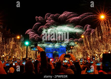 Paris, Frankreich - 1. Januar 2023 : Silvester Feuerwerk über dem Triumphbogen auf der Champs Elysées in Paris zur Feier des Pas Stockfoto