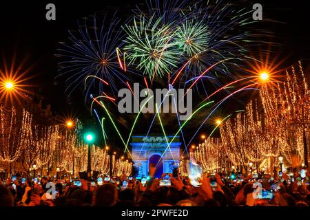 Paris, Frankreich - 1. Januar 2023 : Silvester Feuerwerk über dem Triumphbogen auf der Champs Elysées in Paris zur Feier des Pas Stockfoto