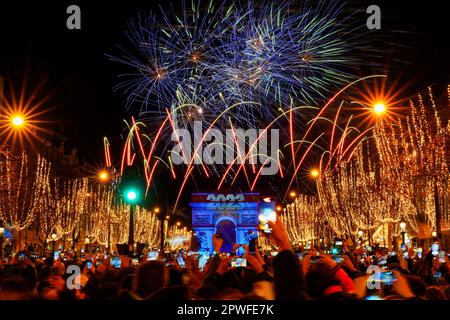 Paris, Frankreich - 1. Januar 2023 : Silvester Feuerwerk über dem Triumphbogen auf der Champs Elysées in Paris zur Feier des Pas Stockfoto