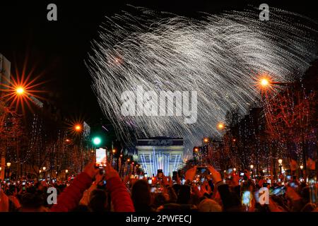 Paris, Frankreich - 1. Januar 2023 : Silvester Feuerwerk über dem Triumphbogen auf der Champs Elysées in Paris zur Feier des Pas Stockfoto