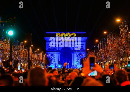 Paris, Frankreich - 1. Januar 2023 : auf der Champs Elysées in Paris versammelten sich viele Besucher, um den Übergang zur 2023 mit einem Feuerwerk über dem Arc zu feiern Stockfoto