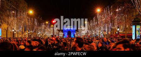 Paris, Frankreich - 1. Januar 2023 : auf der Champs Elysées in Paris versammelten sich viele Besucher, um den Übergang zur 2023 mit einem Feuerwerk über dem Arc zu feiern Stockfoto