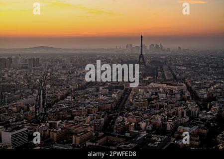Luftaufnahme von Paris bei Sonnenuntergang mit dem Eiffelturm und dem Geschäftsviertel La Défense im Hintergrund, aus der Sicht der Tour Montparnasse, Frankreich Stockfoto