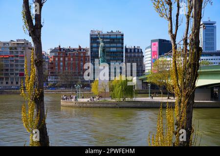 Paris, Frankreich - 9. April 2023 : Freiheitsstatue auf der Schwaneninsel im Zentrum der seine in Paris, Frankreich - Richtung Westen, dieses Kupfer Stockfoto