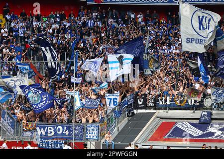 Düsseldorf, Deutschland. 30. April 2023. Karlsruhe-Fans (Karlsruher SC) Düsseldorf, Deutschland, 30.04.2023. Fortuna Düsseldorf gegen Karlsruher SC, Fußball, 2. Bundesliga, 30. Spieltag, Staffel 2022/2023. DFL-VORSCHRIFTEN VERBIETEN DIE VERWENDUNG VON FOTOS ALS BILDSEQUENZEN UND/ODER QUASI-VIDEO. Kredit: Ant Palmer / Alamy Live News Kredit: Ant Palmer/Alamy Live News Stockfoto