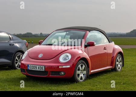 2009 Volkswagen Beetle Luna, ausgestellt auf dem Vintage Velos Scramble, der am 30. April 2023 im Bicester Heritage Centre stattfindet. Stockfoto