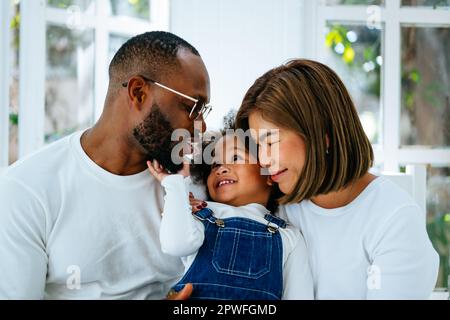 Glückliche Familie, die zu Hause Zeit verbringt und gemeinsame Aktivitäten hat Stockfoto