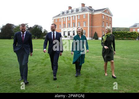 Dossierfoto vom 11. Oktober 10/21 des Treffens der damaligen Außenministerin Liz Truss (zweite rechts) mit den drei baltischen Außenministern Edgars Rinkvis (links), Außenminister Lettlands, Gabrielius Landsbergis, Außenministerin der Republik Litauen, und Eva-Maria Liimets (rechts), Außenminister der Republik Estland im Chevening House in Kent. Liz Truss bestreitet ein Regierungsgesetz in Bezug auf ihre Nutzung des Landhauses, zu dem sie als Außenministerin Zugang hatte. Ausgabedatum: Montag, 11. Oktober 2021. Stockfoto