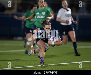 Edinburgh, Schottland, Großbritannien. 29. April 2023. 2023 Women's Six Nations Championship – Schottland gegen Irland. , . Ein großartiger Versuch von Schottlands Fran McGhie während des 6-Nationen-Spiels der Frauen zwischen Schottland und Irland im Dam Health Stadium, Edinburgh, Schottland, UK Credit: Ian Jacobs/Alamy Live News Credit: Ian Jacobs/Alamy Live News Stockfoto