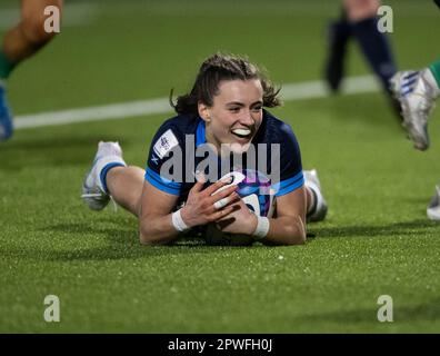 Edinburgh, Schottland, Großbritannien. 29. April 2023. 2023 Women's Six Nations Championship – Schottland gegen Irland. , . Ein großartiger Versuch von Schottlands Fran McGhie während des 6-Nationen-Spiels der Frauen zwischen Schottland und Irland im Dam Health Stadium, Edinburgh, Schottland, UK Credit: Ian Jacobs/Alamy Live News Credit: Ian Jacobs/Alamy Live News Stockfoto