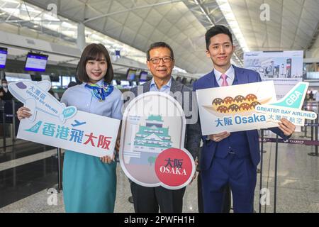 CEO von Greater Bay Airlines (GBA) Stanley Hui Hon-Chung (Zentrum) mit Kabinenbesatzung Candy Lau Ka-Chun (links) und Jordan Tseung Tat am Internationalen Flughafen Hongkong, Chek Lap Kok. 28APR23 SCMP/Xiaomei Chen Stockfoto