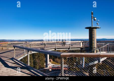 Der Baumweg heißt Stezka korunami stromu in Lipno und hat eine Rutsche inmitten einer Holzkonstruktion. Stockfoto