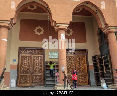 Gaza, Palästina. 28. April 2023. Palästinensische Kinder spielen vor ihrem Haus in der Stadt Beit Hanoun im nördlichen Gazastreifen. (Foto: Mahmoud Issa/SOPA Images/Sipa USA) Guthaben: SIPA USA/Alamy Live News Stockfoto