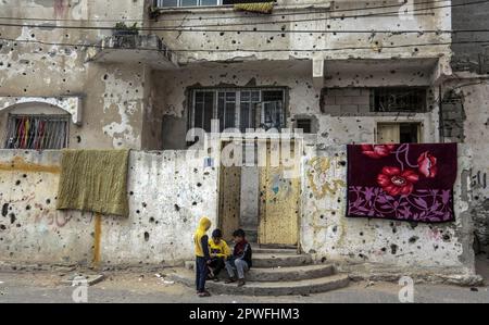 Gaza, Palästina. 28. April 2023. Palästinensische Kinder sitzen vor ihrem Haus in der Stadt Beit Hanoun im nördlichen Gazastreifen. (Foto: Mahmoud Issa/SOPA Images/Sipa USA) Guthaben: SIPA USA/Alamy Live News Stockfoto