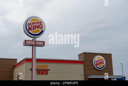 Ein Schild vor einem Burger King Fast Food-Restaurant, auf dem ihr Drive Through angepriesen wird. Stockfoto