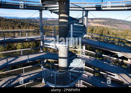 Der Baumweg heißt Stezka korunami stromu in Lipno und hat eine Rutsche inmitten einer Holzkonstruktion. Stockfoto