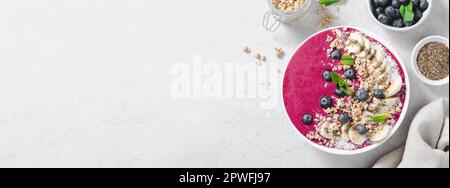 Heidelbeere Smoothie Bowl mit Granola, Bananen und Chiasamen, gesundes Essen, veganisches oder vegetarisches Lebensmittelkonzept, heller Hintergrund Stockfoto