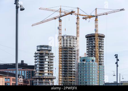 In unmittelbarer Nähe des Kopenhagener Hauptbahnhofs werden vier neue Wohntürme und Hotels gebaut. Mit diesen Türmen, die bis zu reichen werden Stockfoto