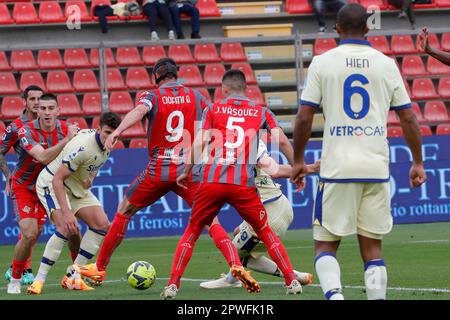 Stadio Giovanni Zini, Cremona, Italien. 30. April 2023. Serie A Fußball; Cremonese gegen Hellas Verona; Milan Djuri&#x107; von Hellas Verona hat eine späte Punktzahl für Chance Credit: Action Plus Sports/Alamy Live News Stockfoto