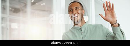Lächelnder afrikanischer Geschäftsmann, der in einem modernen Büro Telefon hält und Kollegen hallo winkt Stockfoto