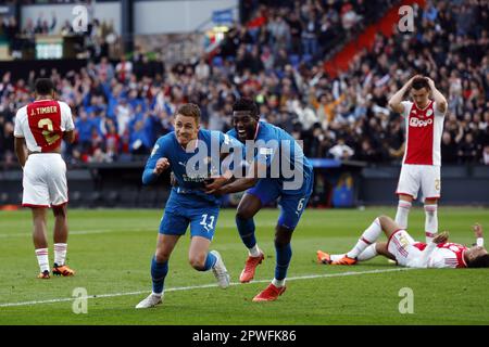 ROTTERDAM - (lr) Thorgan Hazard von PSV Eindhoven, Ibrahim Sangare von PSV Eindhoven feiern am 30. April 2023 in Rotterdam, Niederlande, die 1-1. Weltmeisterschaft beim TOTO KNVB Cup zwischen PSV und Ajax im Feyenoord Stadion de Kuip. ANP ROBIN VAN LONKHUIJSEN Stockfoto