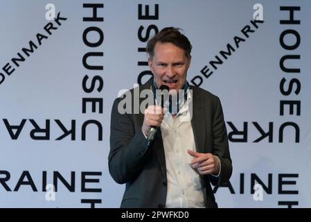 Luke Harding, Bestseller-britischer Autor und ausländischer Korrespondent des Guardian, steht im Ukraine House in Kopenhagen. Er hat sich dort vorgestellt Stockfoto