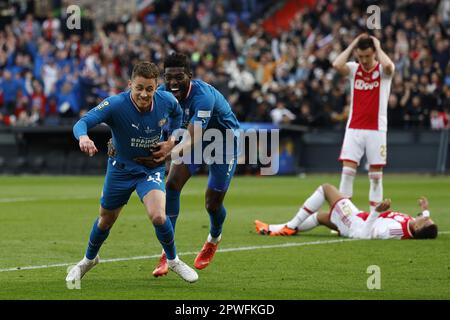 ROTTERDAM - (lr) Thorgan Hazard von PSV Eindhoven, Ibrahim Sangare von PSV Eindhoven feiern am 30. April 2023 in Rotterdam, Niederlande, die 1-1. Weltmeisterschaft beim TOTO KNVB Cup zwischen PSV und Ajax im Feyenoord Stadion de Kuip. ANP ROBIN VAN LONKHUIJSEN Stockfoto