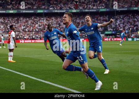 ROTTERDAM - (lr) Thorgan Hazard von PSV Eindhoven feiert am 30. April 2023 im Feyenoord Stadion de Kuip in Rotterdam, Niederlande, den 1-1. September während des TOTO KNVB Cup-Finales zwischen PSV und Ajax. ANP ROBIN VAN LONKHUIJSEN Stockfoto