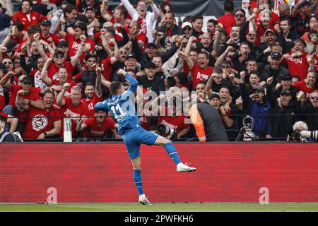 ROTTERDAM - Thorgan Hazard von PSV Eindhoven feiert am 30. April 2023 im Feyenoord Stadion de Kuip in Rotterdam, Niederlande, die 1-1. Weltmeisterschaft während des TOTO KNVB Cup Finales zwischen PSV und Ajax. ANP MAURICE VAN STONE Stockfoto