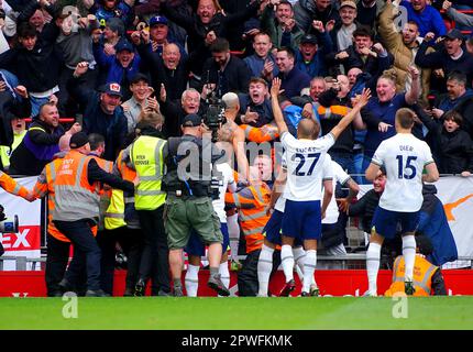 Tottenham Hotspur's Richarlison feiert mit den Fans, nachdem sie während des Premier League-Spiels in Anfield, Liverpool, das dritte Tor ihrer Seite des Spiels erzielt haben. Foto: Sonntag, 30. April 2023. Stockfoto