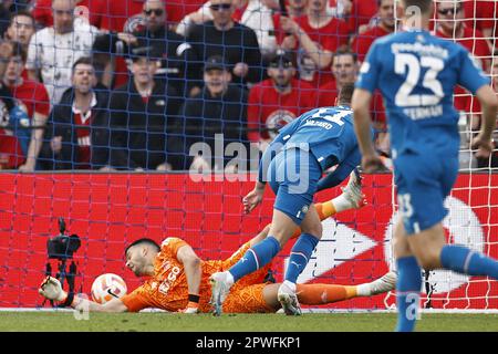 ROTTERDAM - (lr) Torwart Ajax Geronimo Rulli, Thorgan Hazard von PSV Eindhoven erzielt die 1-1 beim FINALE DES TOTO KNVB Cup zwischen PSV und Ajax im Feyenoord Stadion de Kuip am 30. April 2023 in Rotterdam, Niederlande. ANP MAURICE VAN STONE Stockfoto