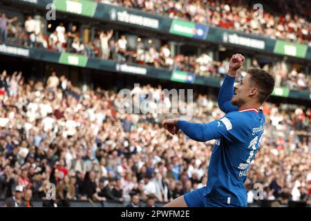 ROTTERDAM - (lr) Thorgan Hazard von PSV Eindhoven feiert am 30. April 2023 im Feyenoord Stadion de Kuip in Rotterdam, Niederlande, den 1-1. September während des TOTO KNVB Cup-Finales zwischen PSV und Ajax. ANP ROBIN VAN LONKHUIJSEN Stockfoto