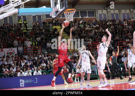 Casale (AL), Italien. 30. April 2023. Davies Brandon gewinnt beim Spiel der italienischen Basketball-Meisterschaft A1 Bertram Derthona Basket Tortona gegen EA7 Armani Milano (75-77) Milano Credit: Norberto Maccagno/Alamy Live News Stockfoto