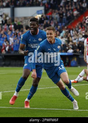 ROTTERDAM - (lr) Thorgan Hazard von PSV Eindhoven, Ibrahim Sangare von PSV Eindhoven feiern am 30. April 2023 in Rotterdam, Niederlande, die 1-1. Weltmeisterschaft beim TOTO KNVB Cup zwischen PSV und Ajax im Feyenoord Stadion de Kuip. ANP ROBIN VAN LONKHUIJSEN Stockfoto