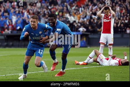 ROTTERDAM - (lr) Thorgan Hazard von PSV Eindhoven, Ibrahim Sangare von PSV Eindhoven feiern am 30. April 2023 in Rotterdam, Niederlande, die 1-1. Weltmeisterschaft beim TOTO KNVB Cup zwischen PSV und Ajax im Feyenoord Stadion de Kuip. ANP ROBIN VAN LONKHUIJSEN Stockfoto