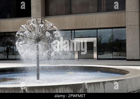 Ein sphärischer Wasserbrunnen in Vancouver, B.C., Kanada. Stockfoto