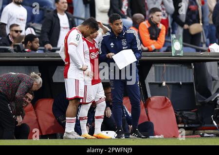 ROTTERDAM - (lr) Owen Wijndal aus Ajax, Francisco Conceicao aus Ajax, Ajax-Assistenztrainer Michael Reiziger während des TOTO KNVB Cup Finales zwischen PSV und Ajax im Feyenoord Stadion de Kuip am 30. April 2023 in Rotterdam, Niederlande. ANP MAURICE VAN STONE Stockfoto