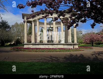 National war Memorial of Wales, Alexandra Gardens, Cathays Park Cardiff mit Kirschblüte, aufgenommen am 2023. April. Frühling Stockfoto