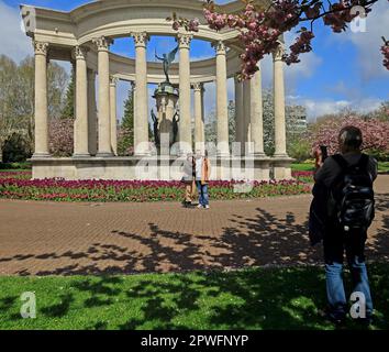 National war Memorial of Wales, Alexandra Gardens, Cathays Park Cardiff mit Kirschblüte, aufgenommen am 2023. April. Frühling Stockfoto