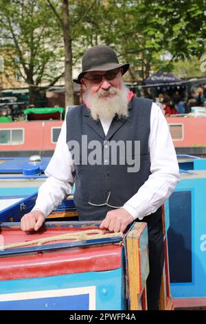 London, Großbritannien. 30. April 2023 Die jährlich stattfindende IWA Canalway Cavalcade 40. findet während des Feiertagswochenendes im Mai im Londoner Little Venice statt. Dort, wo der Grand Union Canal nach Paddington kommt, werden die Schmalboote mit Wollwölfen geschmückt und Familienveranstaltungen finden neben verschiedenen Wettbewerben zwischen Bootsbesitzern statt. Kredit: Waldemar Sikora / Alamy Live News Stockfoto