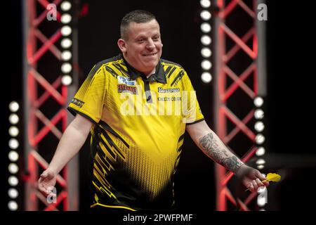 LEEUWARDEN - Dave Chisnall (eng) während des Viertelfinals der Dutch Darts Championship 2023 im WTC Leeuwarden. Dieses Darts-Turnier ist die sechste europäische Tour, die von der Professional Darts Corporation (PDC) organisiert wird. AP-SCHLEIFGERÄT KING Stockfoto