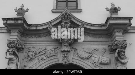 Verschiedene künstlerische Details und Skulturen finden sich im Zentrum der Festung in Alba Iulia, Rumänien. Stockfoto