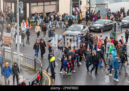 Klone, County Monaghan, Irland. 30. April 2023. Armagh besiegte Down 4-10 zu 0-12 im Halbfinale der Ulster Senior Football Championship in St. Tiernachs Park, Klonen heute. GAA-Fans beider Teams streamen nach dem Spiel auf Clones. Kredit: AG News/Alamy Live News Stockfoto