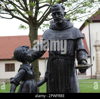 Die Vielzahl von Statuen aus Bronze, die in der Nähe des Zentrums der Festung zu finden sind. Diese Statuen zeigen einen anderen Status der Menschen aus der Vergangenheit Stockfoto