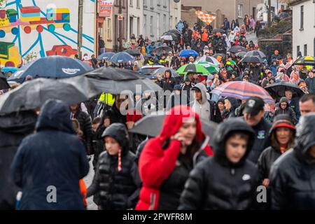 Klone, County Monaghan, Irland. 30. April 2023. Armagh besiegte Down 4-10 zu 0-12 im Halbfinale der Ulster Senior Football Championship in St. Tiernachs Park, Klonen heute. GAA-Fans beider Teams streamen nach dem Spiel auf Clones. Kredit: AG News/Alamy Live News Stockfoto